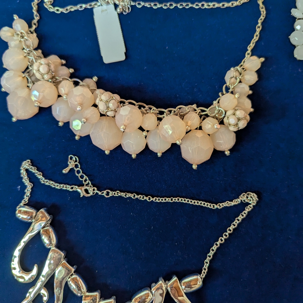 Elegant Lot Of Estate Costume Jewelry, Total Of 16 Necklaces - Picture 7 of 10